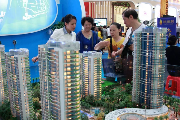 Les Acheteurs Chinois Regardent Les Modèles Logement Projet Immobilier Résidentiel — Photo