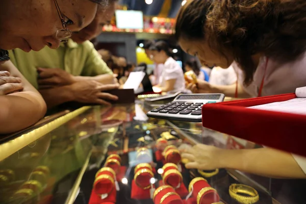 Chinese Customers Buy Gold Ornaments Stand Gold Fair Guangzhou South — Stock Photo, Image