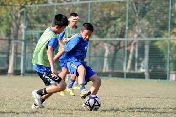 Fájl Fiatal Kínai Fiúk Versenyeznek Egy Edzésen Jiangsu Guoxin Parma — Stock Fotó