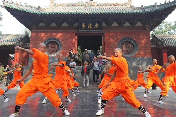 Datei Mönche Führen Während Einer Kung Präsentation Shaolin Tempel Auf — Stockfoto