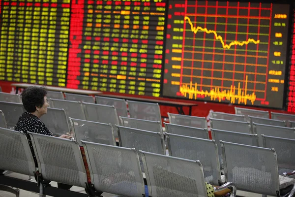 Investor Cina Melihat Harga Saham Merah Untuk Kenaikan Harga Dan — Stok Foto