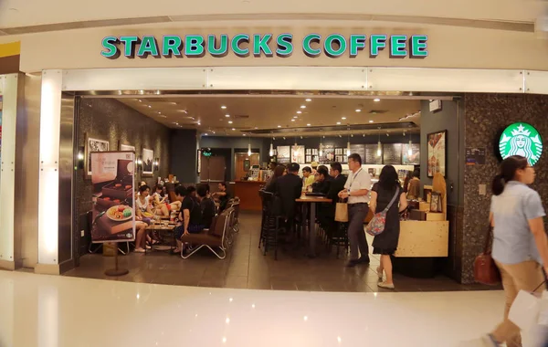 Zákazníci Jsou Spatní Kavárně Starbucks Coffee Café Šanghaji Července 2014 — Stock fotografie