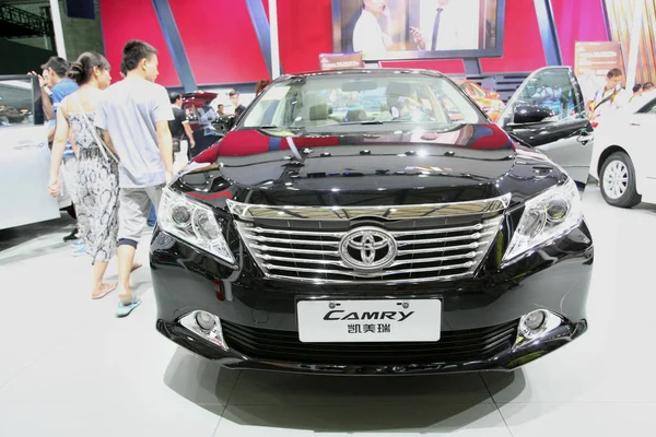 Los Visitantes Pasan Frente Toyota Camry Durante Exposición Internacional Automoción — Foto de Stock