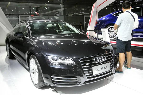 Visitante Olha Para Audi Durante Exposição Automotiva Internacional Pudong 2014 — Fotografia de Stock