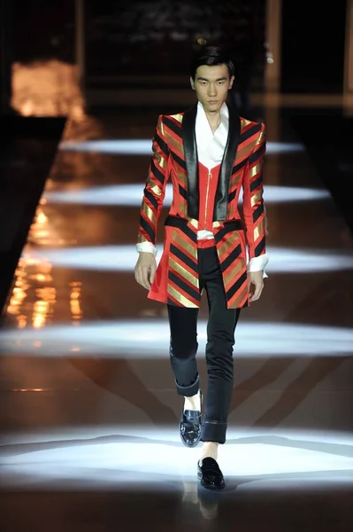 モデルは中国ファッション週秋 2014 中国の北京で 2014 日の間に Sec のファッションショーで中国デザイナー斉ギャングによって新しい創造を表示します — ストック写真