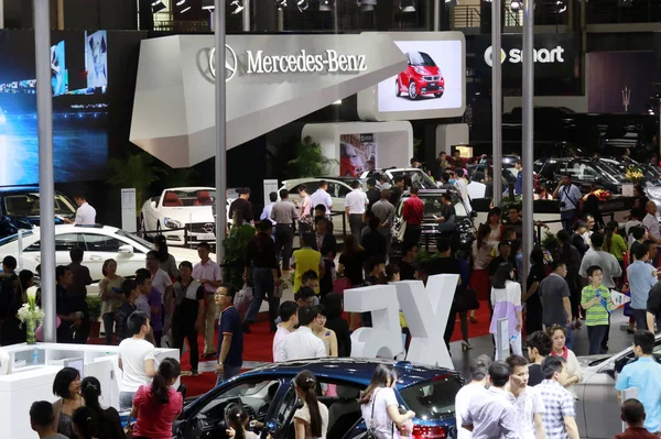 Mensen Bezoeken Stand Van Mercedes Benz Tijdens Een Auto Tentoonstelling — Stockfoto