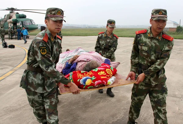 Κινεζική Διασώστες Μεταφέρουν Έναν Άνθρωπο Οποίος Τραυματίστηκε Από Τον Σεισμό — Φωτογραφία Αρχείου