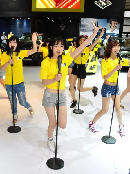 Snh48 七姉妹グループのアイドルのメンバー日本のポップ女の子のグループ Akb48 のグループ 2014 2014 浦東国際汽車展覧会の中国 上海市には — ストック写真