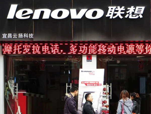 Jalankulkijat Kävelevät Lenovon Myymälän Ohi Yichangin Kaupungissa Chinasin Keskustassa Hubein — kuvapankkivalokuva
