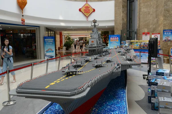 Visitantes Olham Para Modelo Liaoning Aircraft Carrier Feito Tijolos Lego — Fotografia de Stock