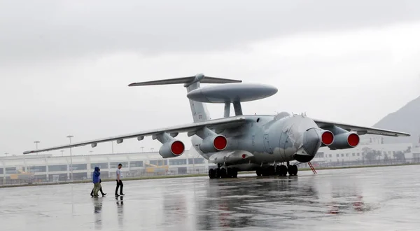 图为中国人民解放军 Pla 空军的一架 机载预警和控制飞机在第1 0届中国国际航空航天展览会前在珠海金湾机场拍摄 也被称为 航展琴 — 图库照片