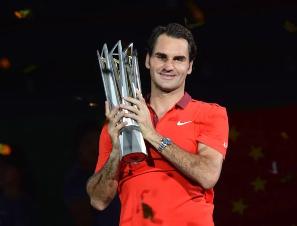 Roger Federer Aus Der Schweiz Posiert Mit Seiner Siegertrophäe Bei — Stockfoto