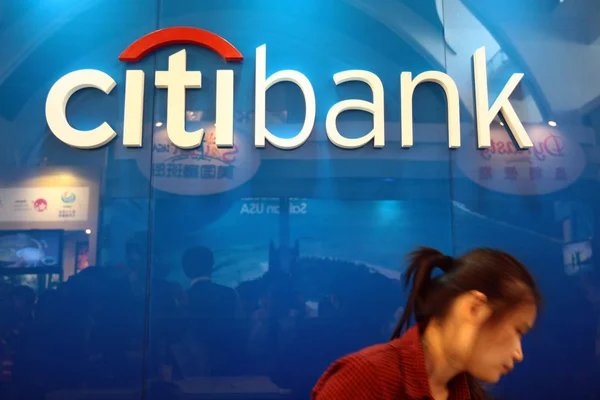 Empleado Chino Trabaja Stand Citibank Durante Una Exposición Shanghái China — Foto de Stock