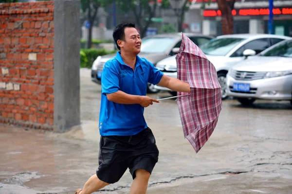 Gyalogos Braves Erős Szél Heves Esőzések Okozta Typhoon Kalmaegi Haikou — Stock Fotó