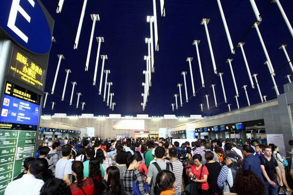 Multitud Pasajeros Esperan Terminal Del Aeropuerto Internacional Shanghai Pudong Después — Foto de Stock