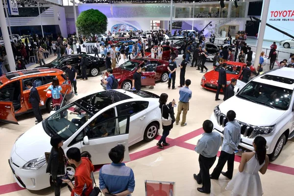 2014年4月20日在中国北京举行的第十三届北京国际汽车展览会 2014年中国汽车展 参观者观看展出的丰田汽车 — 图库照片