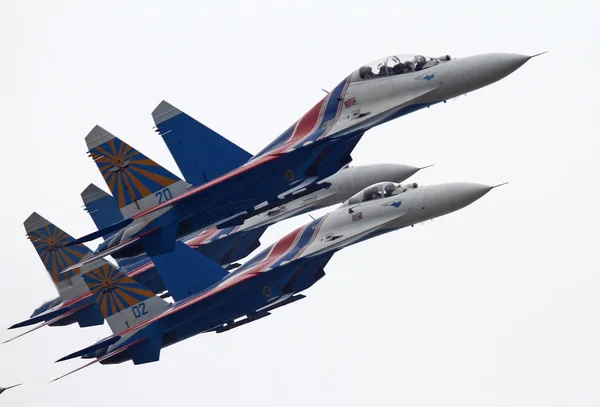 Suchoj Myśliwce Rosyjski Rycerzy Zespołu Akrobacyjnego Wykonać Podczas Pokazów Powietrzu — Zdjęcie stockowe