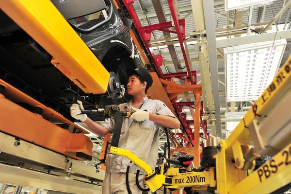 Trabajador Chino Monta Automóvil Citroen Línea Montaje Tercera Planta Automóviles — Foto de Stock