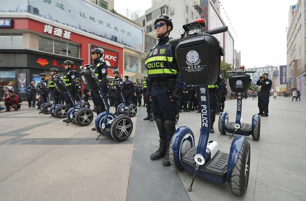 Gli Agenti Polizia Cinesi Trovano Accanto Loro Veicoli Elettrici Due — Foto Stock