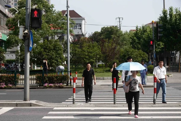 Jaywalk Los Peatones Chinos Través Una Carretera Semáforo Rojo Shanghai — Foto de Stock