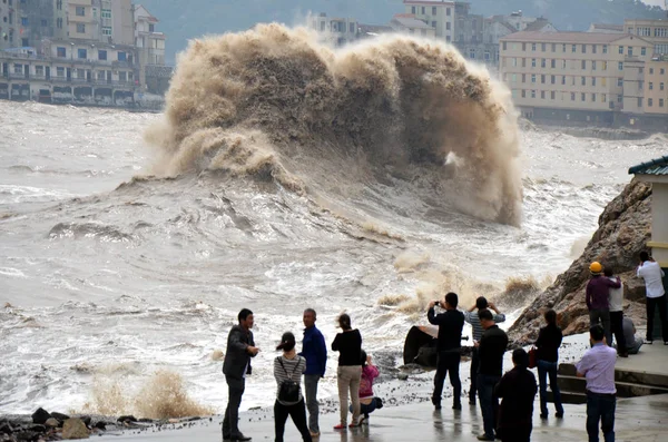 Helyi Kínai Lakosok Pillantást Hatalmas Hullámok Okozta Közeledő Typhoon Vongfong — Stock Fotó