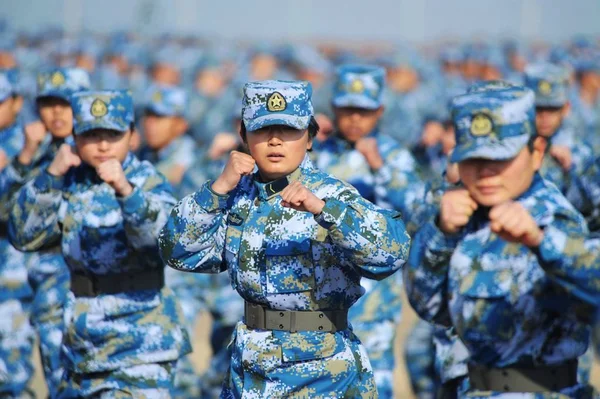 2014년 12월 산둥성 칭다오시에서 군인들이 연습하고 — 스톡 사진