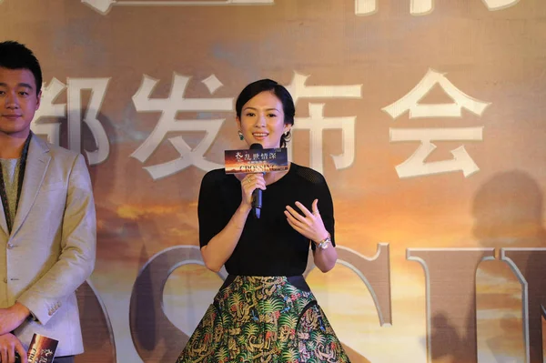 2014年11月26日 中国女演员章子怡 在四川省西南部成都市举行的新片 十字路口 新闻发布会上 演员童大伟发表讲话 — 图库照片