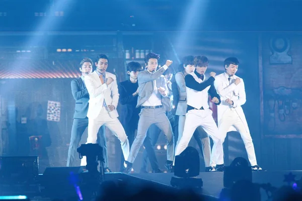Νότιας Κορέας Αγόρι Ομάδα Super Junior Εκτελεί Στη Συναυλία Του — Φωτογραφία Αρχείου