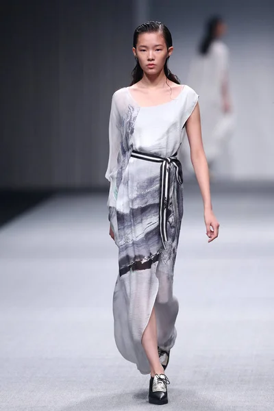 2014年10月15日 在中国上海举行的2015上海时装周斯普林斯 夏季时装秀上 一位模特展示了设计师朱崇云的新作品 — 图库照片