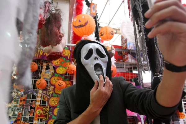 Ung Man Klädd Halloween Kostym Förberett För Halloween Tar Selfies — Stockfoto