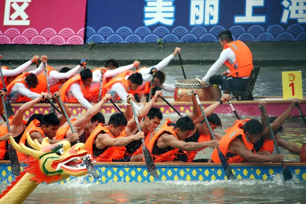 Deelnemers Concurreren Een Dragon Boat Race Vieren Dragon Boat Festival — Stockfoto