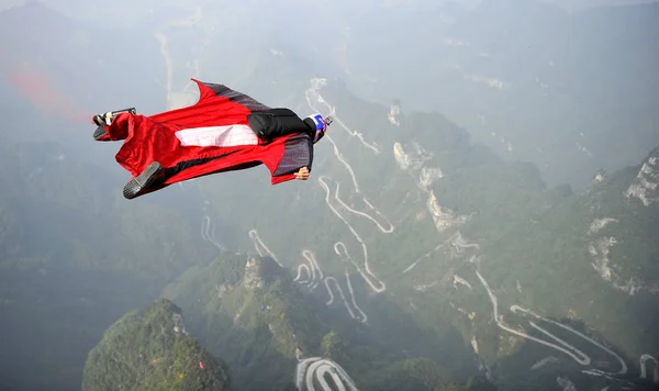 Flier Wingsuit Konkuruje Podczas 3Rd Red Bull Wwl China Grand — Zdjęcie stockowe