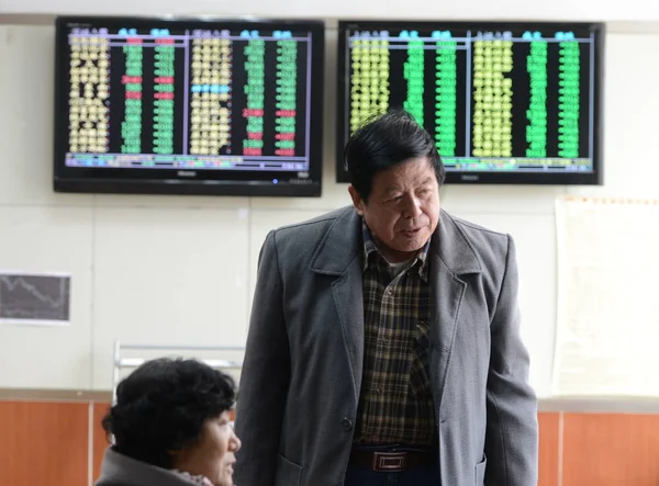 Китайські Переговори Інвестор Іншими Перед Екранами Показані Ціни Акцій Фондових — стокове фото