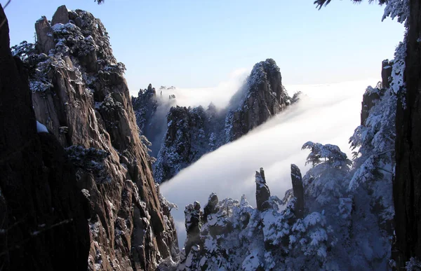 Paisaje Montaña Amarilla También Conocido Como Huangshan Envuelto Niebla Nube — Foto de Stock