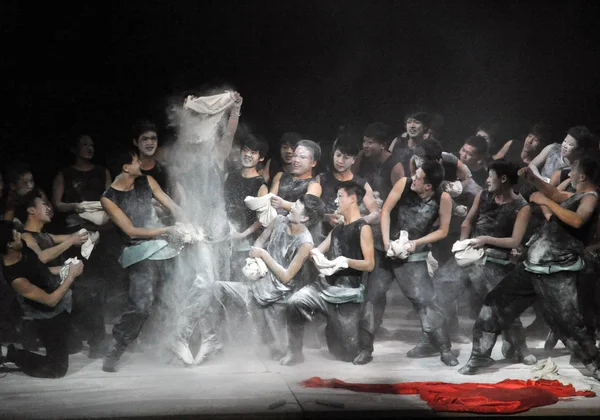 中国のダンサー ドラマ 2013 日北西中国山西省平遥県 Jinzhong 市へ向かいました劇場で Etiam 見よ遥のデビュー ステージ上で実行します — ストック写真