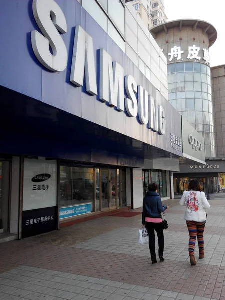 Fußgänger Gehen Einem Geschäft Mit Samsung Der Stadt Qiqihar Der — Stockfoto