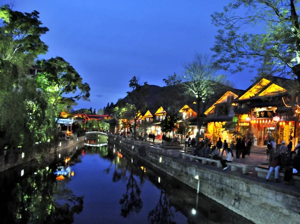 Touristes Assis Bord Une Rivière Vieille Ville Lijiang Nuit Dans — Photo