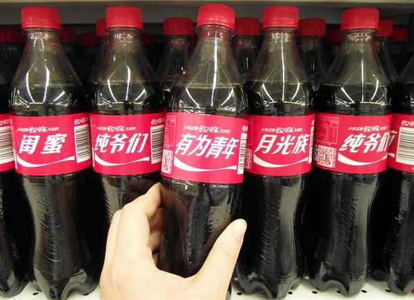 Zákazník Vybírá Láhev Coca Cola Novým Obalem Police Supermarketu Changzhou — Stock fotografie