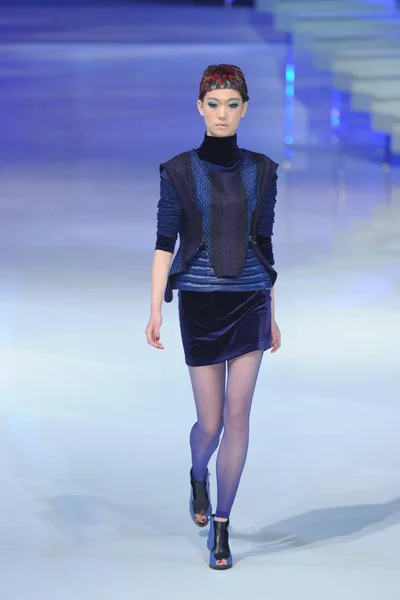 モデルはメルセデス ベンツ中国 2013年秋 冬のファッションウィーク北京 2013 Bosideng ダウン着用のファッションショーに新しい創造を表示します — ストック写真