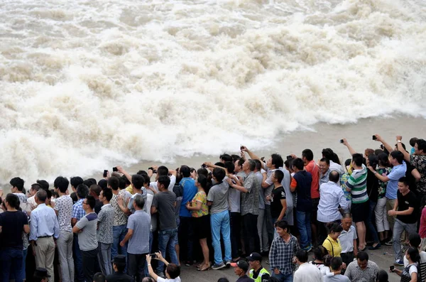Chinese Visitors Watch Tidal Waves Qiantang River Hangzhou City East — Stock Photo, Image