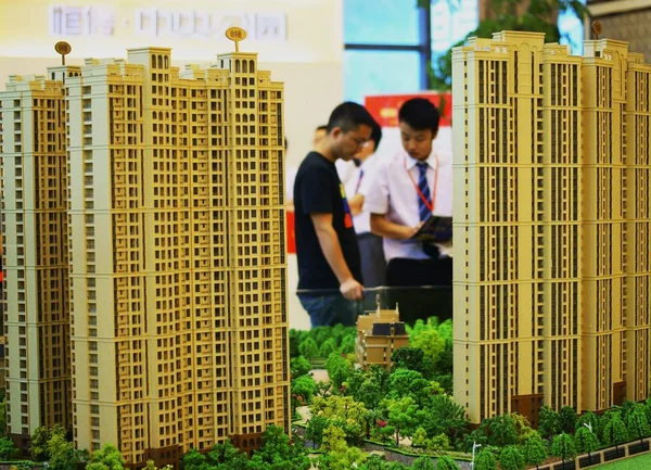 2013年6月10日 中国湖北省宜昌市一住宅公寓项目销售中心 中国购房者在看房模型 — 图库照片