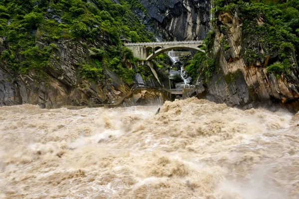 Vatten Jinsha River Forsar Genom Tiger Leaping Gorge Yulong Naxi — Stockfoto