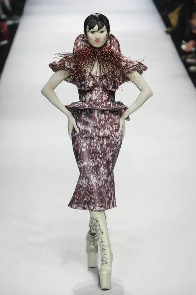 Modell Visar Skapelse Designern Sheguang Heyuanciye Sheguang Modevisning Kina Fashion — Stockfoto