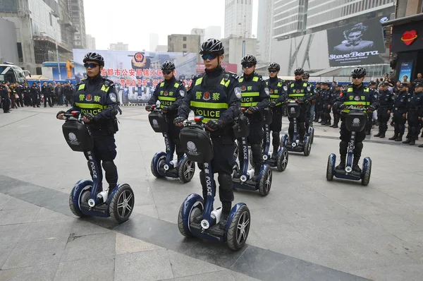 Китайський Поліцейських Їздити Segway Подібний Двоколісний Електричних Транспортних Засобів Патрулювання — стокове фото