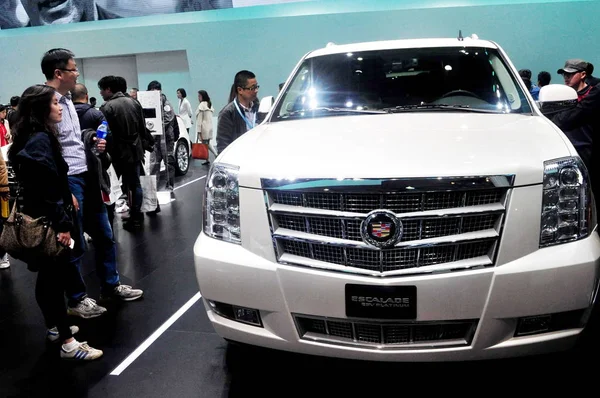 Visitantes Olham Para Cadillac Escalade General Motors Durante 15Th Shanghai — Fotografia de Stock