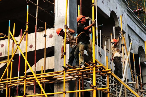 Chinesische Wanderarbeiter Arbeiten Auf Der Baustelle Eines Immobilienprojekts Der Stadt — Stockfoto