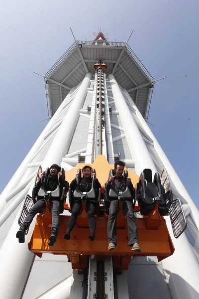 訪問者は 中国南部広東省の広州タワーで一般公開されたばかりの世界最高のジャンプマシンを体験します 2012 — ストック写真