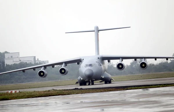 Chinese Made Large Military Transport Aircraft Taxis Zhuhai Jinwan Airport — 图库照片
