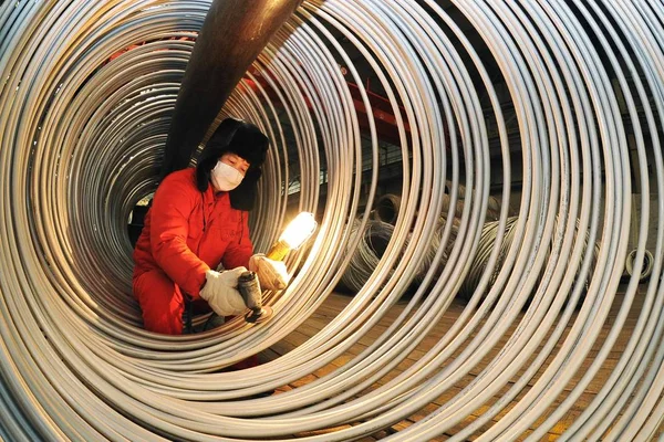 Een Chinese Werknemer Poliert Spiraalvormige Roestvrijstalen Staven Bij Een Plant — Stockfoto