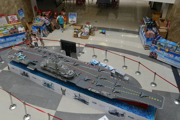 Model Liaoning Aircraft Carrier Lavet Lego Mursten Ses Udstillet Indkøbscenter - Stock-foto